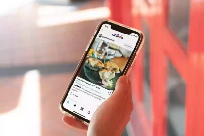 هاتف جوال في منتصف صورة لمقال حول طرق تسويق وإشهار وترويج تطبيقات الهواتف الذكية